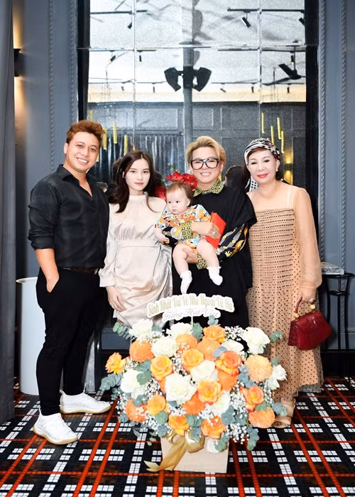 Nam ca sĩ đón sinh nhật bên vợ và con cháu. Ảnh: FBNV