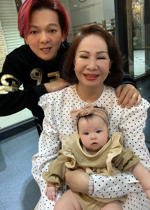 Bà xã Vũ Hà bị hư thai đến 3 lần và không thể sinh con được. Sau đó, vợ chồng anh thống nhất xin đứa cháu ruột về nuôi như con. Năm 2021, Vũ Hà có cháu nội. Ảnh: FBNV