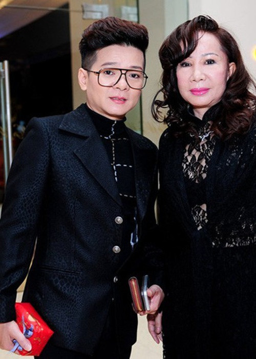 VTC dẫn lời Vũ Hà: "Ngay từ đầu, tôi làm được 10 đồng thì 8 đồng là đem về cho vợ, tôi chỉ cần 2 đồng là đủ. Tôi quen với điều đó rồi. Ngày xưa trong túi tôi chỉ có hai ba trăm nghìn, tuy nhiên một ngày tôi bị nổ bánh xe và phải sửa hết 1 triệu. Từ đó, số tiền trong ví của tôi được nâng cấp lên 1 triệu đồng". Ảnh: Yeah1