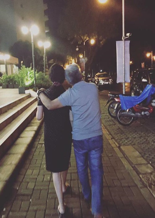 Hai đấng sinh thành của Phạm Quỳnh Anh vẫn dành cho nhau cử chỉ ngọt ngào dù bên nhau nửa thập kỷ. Ảnh: Khám phá