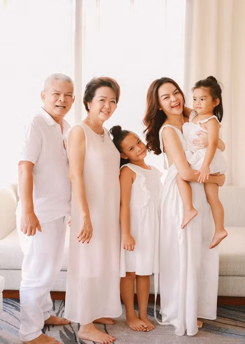 Trên trang cá nhân, Phạm Quỳnh Anh không ít lần chia sẻ hình ảnh hạnh phúc của bố mẹ. Ảnh: FBNV