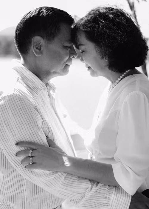 Nữ ca sĩ chia sẻ về sự hy sinh của bố mẹ: "Hình ảnh "đôi tình nhân" đáng yêu sáng sáng chở nhau sang đón em An, giúp mình trông An cả ngày hệt như dịch vụ trông trẻ trọn gói đưa đón tận nhà… bằng tuổi này đáng lẽ ông bà phải được nghỉ ngơi đi du lịch khắp nơi thì lại bận rộn như chăm con mọn. Nhiều hôm ghé về buổi trưa thấy ông đang ôm cháu cho bà tranh thủ chợp mắt. Cháu nằm gọn yên bình trong vòng tay ông, còn ông thì gật gà gật gù thương ơi là thương. Vất vả vậy mà lúc nào cũng tươi như hoa, vắng cháu một hôm là nhớ nhung cuồn cuộn. Thôi thì thay vì tập thể dục dưỡng sinh, trông cháu cả ngày nặng đô hơn thế. May mắn là cả 4 đứa cháu gái đều có sự giúp đỡ của ông bà, các con cứ thế yên tâm xông pha thật không gì bằng". Ảnh: FBNV