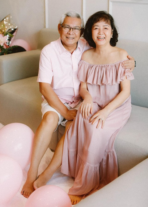 Cả hai đã lên chức ông bà ngoại. Ảnh: FBNV