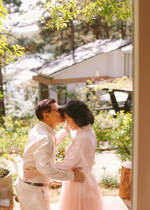 Phạm Quỳnh Anh cảm ơn bố mẹ vì tất cả những gì ý nghĩa nhất trên đời đều dành hết cho các con. Ảnh: FBNV