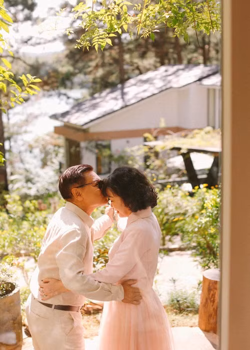 Phạm Quỳnh Anh cảm ơn bố mẹ vì tất cả những gì ý nghĩa nhất trên đời đều dành hết cho các con. Ảnh: FBNV