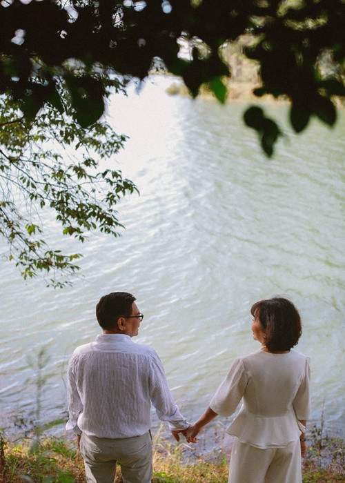 Mới đây, nữ ca sĩ bày tỏ, cô hạnh phúc và luôn cảm thấy biết ơn vì được sống trong một gia đình mà tình thương yêu luôn đặt lên hàng đầu, được dạy dỗ biết sống đoàn kết, hòa thuận. Ảnh: FBNV