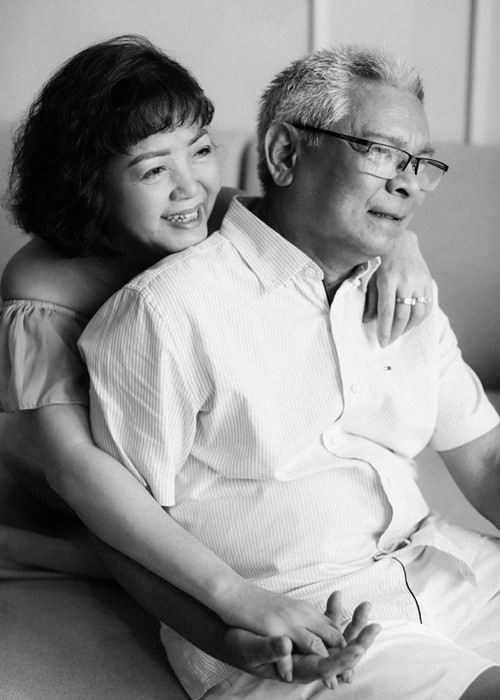 Bố mẹ Phạm Quỳnh Anh không ngại chụp ảnh tình tứ dù đã cao tuổi. Ảnh: FBNV