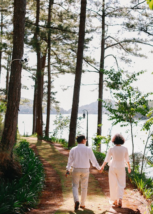 Phạm Quỳnh Anh từng đặt cho bố đẻ biệt danh "ông ngoại ru cháu ngủ siêu nhất Vịnh Bắc Bộ". Ảnh: FBNV