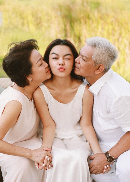 Bố mẹ Phạm Quỳnh Anh có cuộc hôn nhân vô cùng viên mãn. Đến nay, cả hai chung sống đã được 50 năm. Ảnh: FBNV