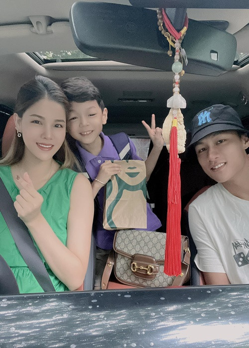 Kỳ Hân chúc mừng con trai bước vào năm học mới.