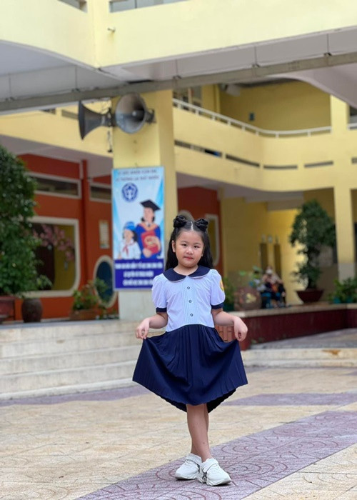 Con gái đầu lòng của Vân Trang chính thức vào lớp 1.