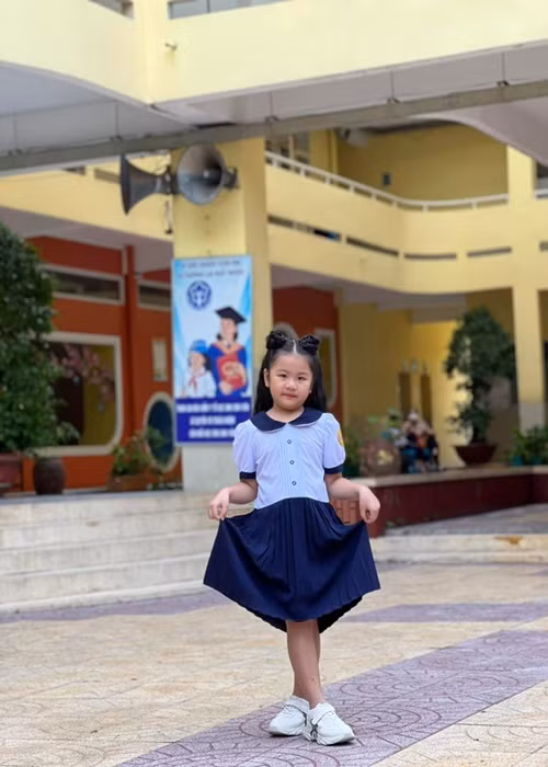 Con gái đầu lòng của Vân Trang chính thức vào lớp 1.