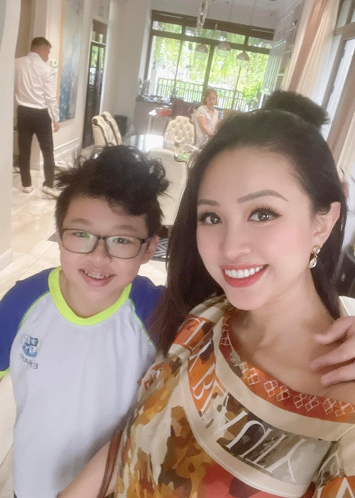 Được mẹ đưa đi khai giảng năm học mới 2022-2023 vào sáng 5/9, con trai của Vân Hugo tỏ ra vô cùng vui vẻ.