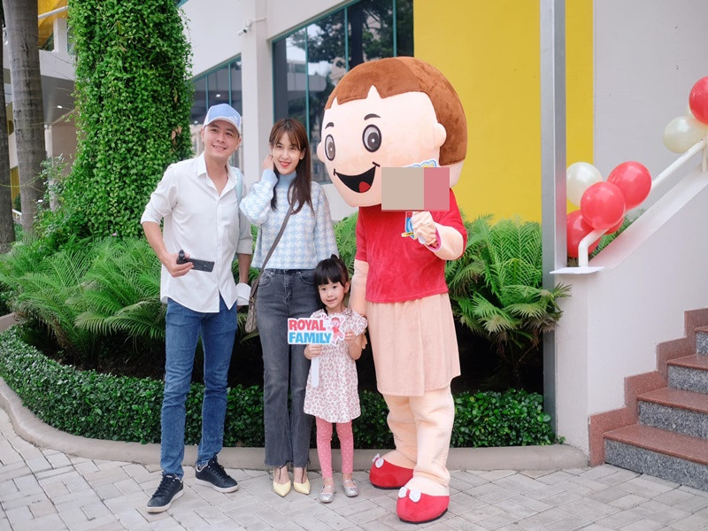 Vợ chồng Tú Vi - Văn Anh đích thân đưa con đi khai giảng.