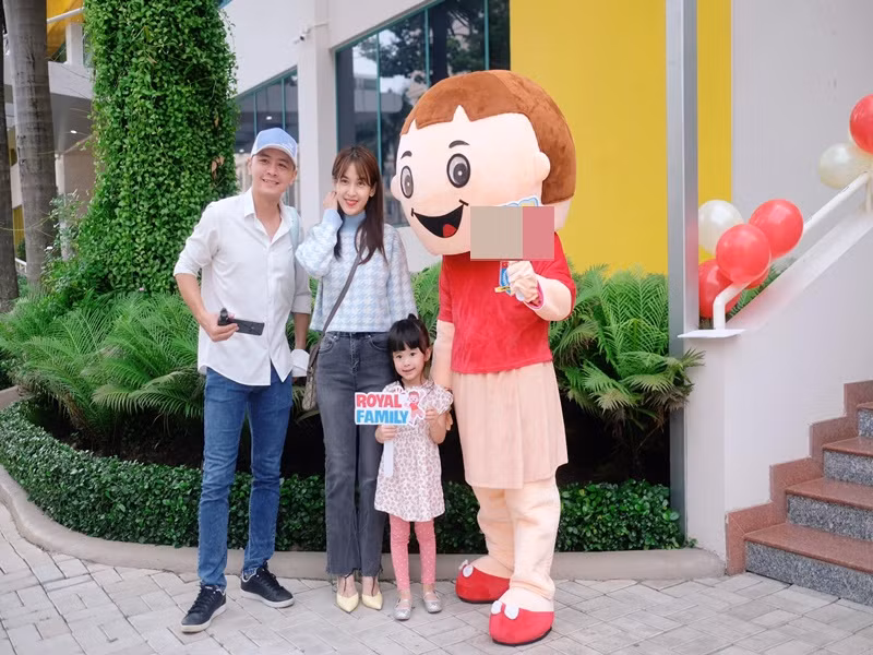 Vợ chồng Tú Vi - Văn Anh đích thân đưa con đi khai giảng.