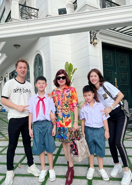 Đăng Khôi nhắn nhủ hai con trai nhân dịp khai giảng: “Bố mẹ chúc Đăng Khang - Đăng Anh yêu sẽ có một năm học mới thật vui và bổ ích nhé. Chúc Ken năm nay lớp 5 - năm cuối cấp 1 sẽ có nhiều kỷ niệm với tập thể lớp và phấn đấu học giỏi để con đạt được ước mơ vào trường cấp 2 mơ ước Đinh Thiện Lý của con nha. Còn Đăng Anh thì học vui và có nhiều hoạt động năng nổ vui với bạn và thầy cô nha. Bố mẹ yêu các con rất nhiều. Dù ở đâu nhưng bố mẹ vẫn luôn phải về để đồng hành cùng các con những khoảnh khắc ý nghĩa. Bố mẹ yêu các con nhiều lắm”.