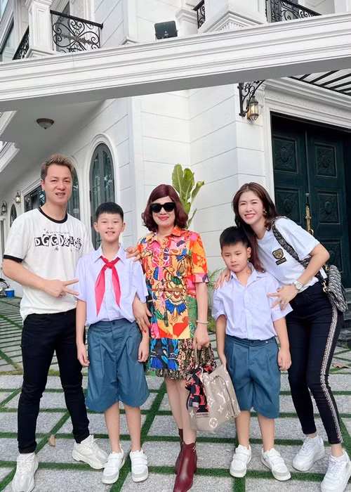 Đăng Khôi nhắn nhủ hai con trai nhân dịp khai giảng: “Bố mẹ chúc Đăng Khang - Đăng Anh yêu sẽ có một năm học mới thật vui và bổ ích nhé. Chúc Ken năm nay lớp 5 - năm cuối cấp 1 sẽ có nhiều kỷ niệm với tập thể lớp và phấn đấu học giỏi để con đạt được ước mơ vào trường cấp 2 mơ ước Đinh Thiện Lý của con nha. Còn Đăng Anh thì học vui và có nhiều hoạt động năng nổ vui với bạn và thầy cô nha. Bố mẹ yêu các con rất nhiều. Dù ở đâu nhưng bố mẹ vẫn luôn phải về để đồng hành cùng các con những khoảnh khắc ý nghĩa. Bố mẹ yêu các con nhiều lắm”.