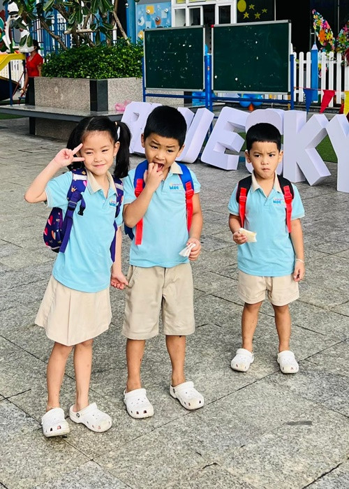 Dù bận rộn đến mấy song Hải Băng - Thành Đạt vẫn đích thân đưa ba con đi khai giảng.