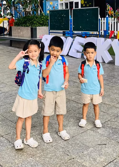 Dù bận rộn đến mấy song Hải Băng - Thành Đạt vẫn đích thân đưa ba con đi khai giảng.