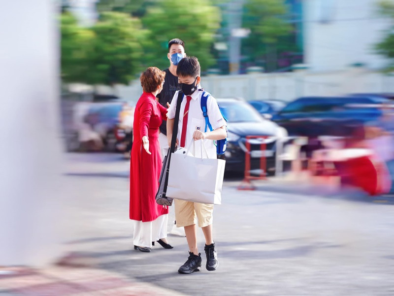 Bảo Thanh chia sẻ hình ảnh chồng đưa con trai đi khai giảng. Đi kèm với đó, nữ diễn viên viết: “Chúc bảo bối thần kỳ của mẹ bước vào năm học mới với thật nhiều niềm vui, trưởng thành và mạnh mẽ nhé “người em trai thân thiết nhất cuộc đời chị”. Gia đình luôn bên em”.