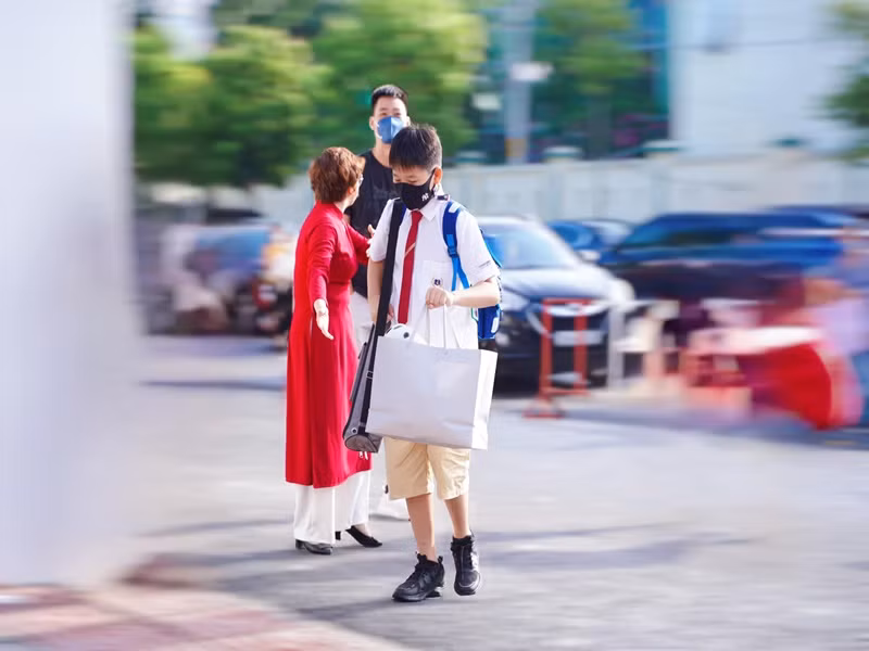 Bảo Thanh chia sẻ hình ảnh chồng đưa con trai đi khai giảng. Đi kèm với đó, nữ diễn viên viết: “Chúc bảo bối thần kỳ của mẹ bước vào năm học mới với thật nhiều niềm vui, trưởng thành và mạnh mẽ nhé “người em trai thân thiết nhất cuộc đời chị”. Gia đình luôn bên em”.