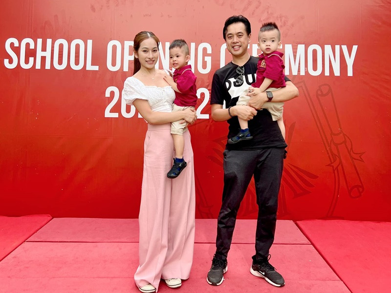 Dương Khắc Linh cùng bà xã đưa cặp song sinh đi khai giảng tại một trường quốc tế.
