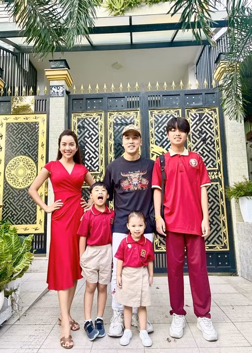 3 nhóc tì nhà Ưng Hoàng Phúc - Kim Cương vui vẻ bên bố mẹ trong ngày đầu năm học mới.