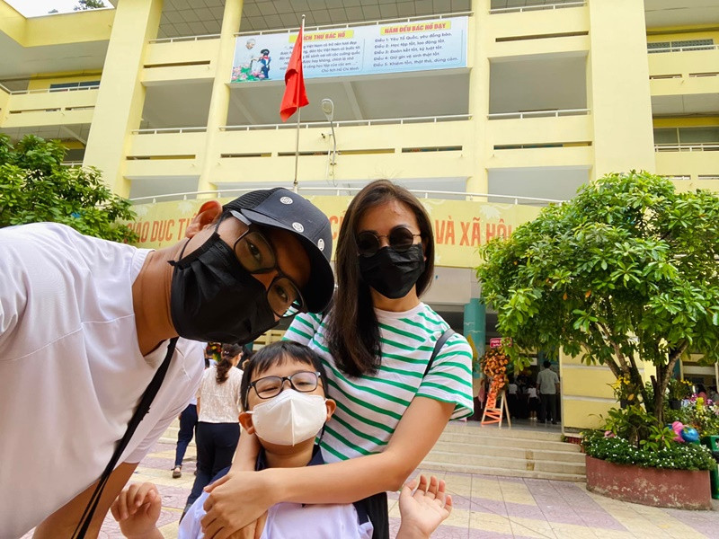 Ái Châu - Huỳnh Đông là một trong số cặp đôi sao Việt đưa con đi khai giảng. Con trai của cặp đôi vào lớp 2.