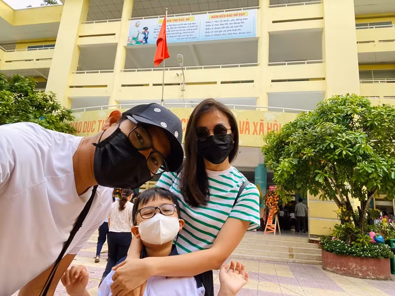 Ái Châu - Huỳnh Đông là một trong số cặp đôi sao Việt đưa con đi khai giảng. Con trai của cặp đôi vào lớp 2.