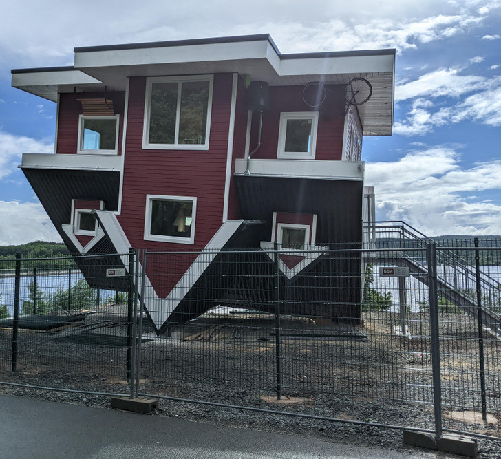 Không biết con người sống trong ngôi nhà lộn ngược này như thế nào?