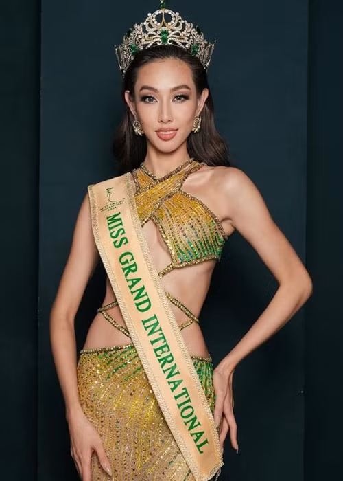 Tháng 12/2021, Nguyễn Thúc Thùy Tiên đánh bại 58 người đẹp để đăng quang Miss Grand International- Hoa hậu Hòa bình Quốc tế. Cô là nhan sắc Việt đầu tiên giành chiến thắng ở đấu trường nhan sắc quốc tế này. Ảnh: FBNV