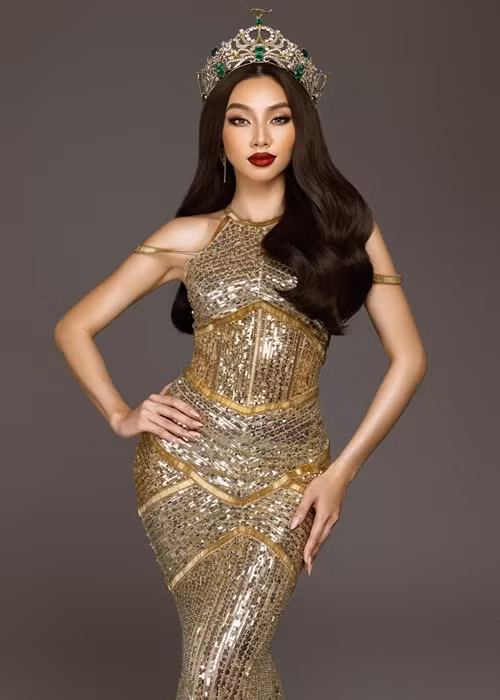 “Cái tên “T.T” trên báo chí hay mạng xã hội nhắc tới không phải là Thùy Tiên, xin đừng vội gán ghép nhằm câu view hay hạ bệ danh dự của bản thân tôi. Tôi cùng công ty chủ quản Sen Vàng đang mời luật sư để làm việc với các đơn vị, cá nhân đưa thông tin không chính xác, nhằm công kích danh dự, vu khống tôi để kéo hình ảnh của tôi vào câu chuyện không hay”, Thùy Tiên bày tỏ. Ảnh: FBNV