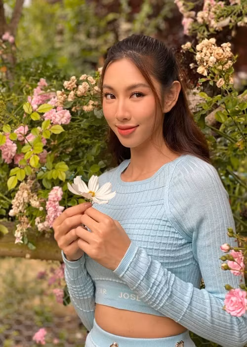 Ngoài ra, gia đình của Thùy Tiên khá phức tạp, bố mẹ cô ly hôn từ khi cô còn nhỏ nên người đẹp không muốn nói nhiều vì sợ mọi người bị "đào sâu". Ảnh: FBNV