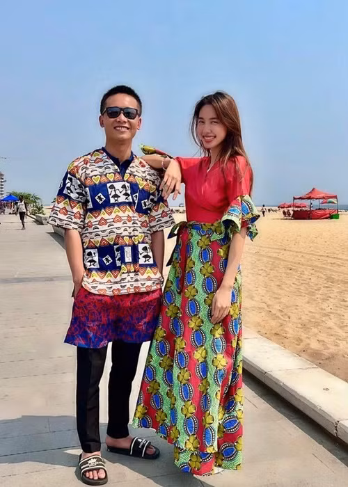 Thùy Tiên vướng tin đồn tình cảm với Quang Linh Vlogs sau khi cả hai ngày càng thân thiết, có nhiều hành động ngọt ngào dành cho nhau ở Angola. Ảnh: Tiền Phong