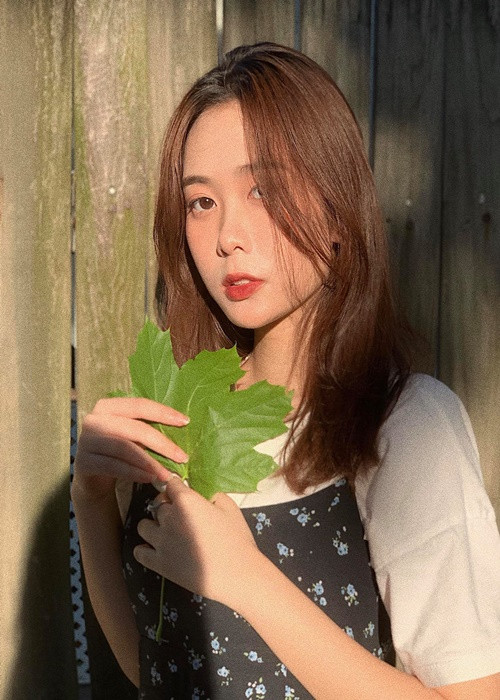 Ban Mai sinh ra và lớn lên trong một gia đình có truyền thống làm các công việc liên quan tới luật. Mẹ của cô là thẩm phán. Trong 12 năm học, Ban Mai đều là học sinh giỏi. Ảnh: FBNV