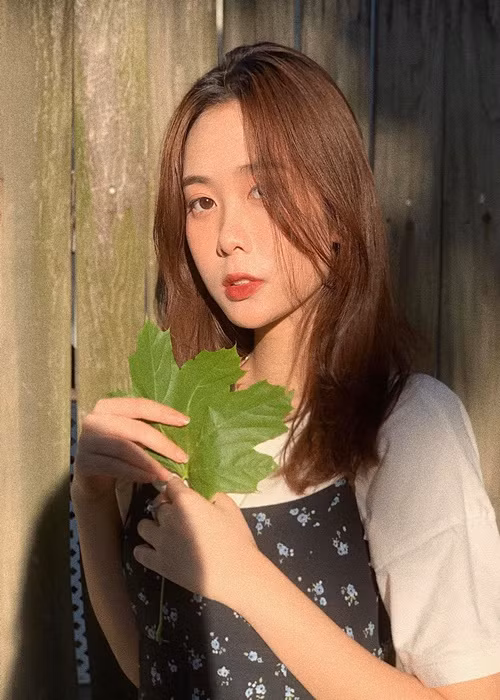 Ban Mai sinh ra và lớn lên trong một gia đình có truyền thống làm các công việc liên quan tới luật. Mẹ của cô là thẩm phán. Trong 12 năm học, Ban Mai đều là học sinh giỏi. Ảnh: FBNV