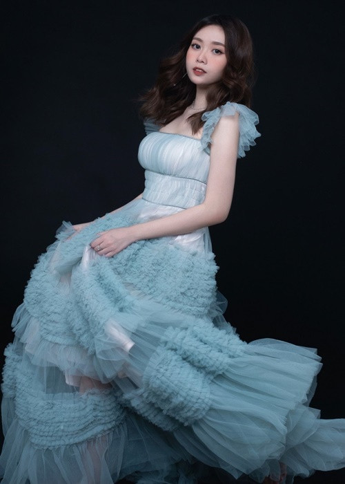 "Chị nói cứ đi thi đi, có gì cứ hỏi chị, chị hướng dẫn. Nhưng thời gian làm việc cùng hai chị em cũng nói chuyện nhiều về thi hoa hậu nên tôi cũng không hỏi chị. Tôi nghĩ cũng đã biết nhiều, cái tôi cần là dũng khí để thực hiện điều đó thôi”, Hoa hậu Trần Thị Ban Mai nói. Ảnh: Người đưa tin