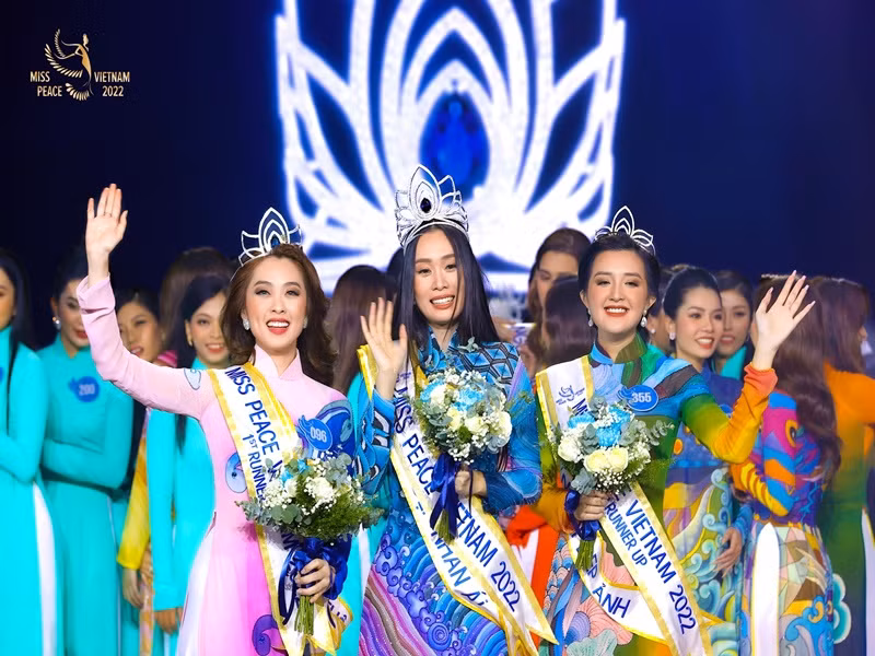 Cuộc thi Miss Peace Vietnam 2022 vừa khép lại với chiến thắng thuộc về Trần Thị Ban Mai (giữa).