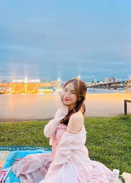 Hồi cuối tháng 8 vừa qua, trong tập 2 của talkshow Chuyện chúng ta, Hòa Minzy tiết lộ, cô không có quy chuẩn trong tình yêu, thậm chí bản thân là người yêu kiểu “tình yêu sét đánh". Cô nói thêm: “Sau những điều không vui vẻ, nếu gặp được tình yêu mới, Hòa sẽ sẵn sàng đón nhận mọi thứ". Ảnh: FBNV