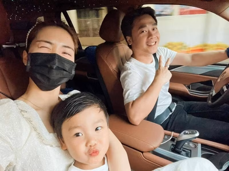 Không chỉ chuyện tình cảm, mối quan hệ giữa Minh Hải và con trai chung với Hòa Minzy cũng bị cư dân mạng soi mói. Nam doanh nhân đáp trả rằng nếu có khoe tình cảm dành cho con, anh cũng sẽ bị antifan cho rằng giả tạo. “Tôi thế nào thì những người thân xung quanh tôi biết, không cần các bạn phải quan tâm hộ đâu ạ”, anh nói. Ảnh: FBNV