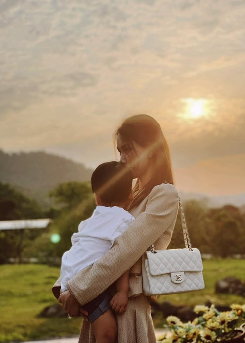 Bị nghi sẵn sàng yêu hậu chia tay bố của con trai, ca sĩ Hòa Minzy phủ nhận. Nữ ca sĩ chia sẻ: "Chưa nha mọi người. Đang yên lành hạnh phúc với Bo là đủ rồi ạ". Ảnh: FBNV