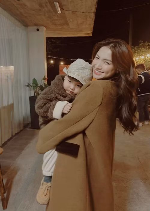 Hòa Minzy dành nhiều thời gian chăm sóc con trai. Thi thoảng vì quá bận, nữ ca sĩ mang con đi làm. Ảnh: FBNV