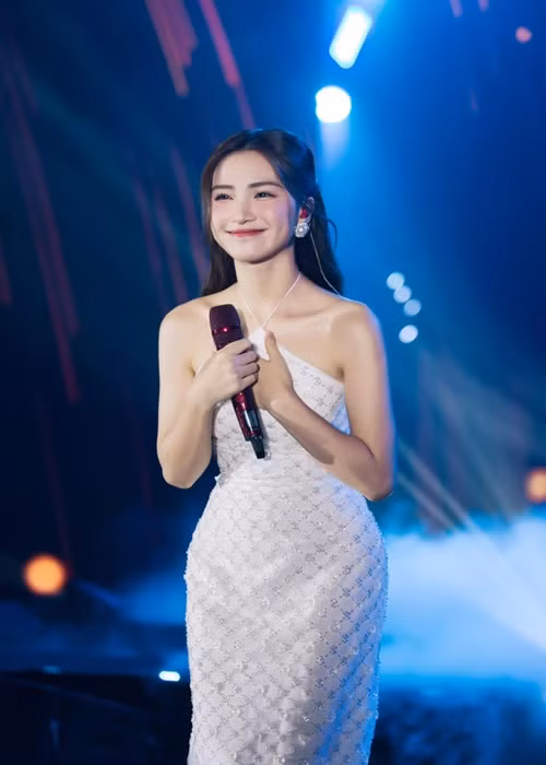 Trong hơn nửa năm qua, nữ ca sĩ chăm chỉ chạy show và khá đắt show quảng cáo. Ảnh: FBNV