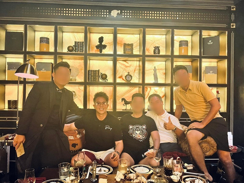 Tình cũ Hương Giang dường như đã cân bằng được cuộc sống. Không lâu sau khi chia tay, Matt Liu đăng tải khoảnh khắc vui vẻ bên bạn bè.