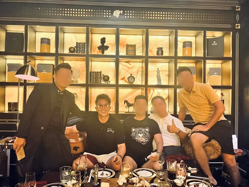 Tình cũ Hương Giang dường như đã cân bằng được cuộc sống. Không lâu sau khi chia tay, Matt Liu đăng tải khoảnh khắc vui vẻ bên bạn bè.