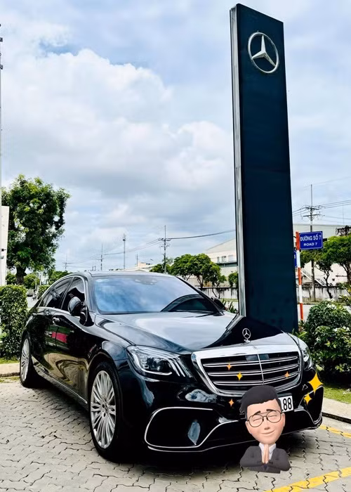 Cách đây không lâu, bạn trai cũ của Hương Giang gây chú ý khi khoe tậu xe hơi mới.