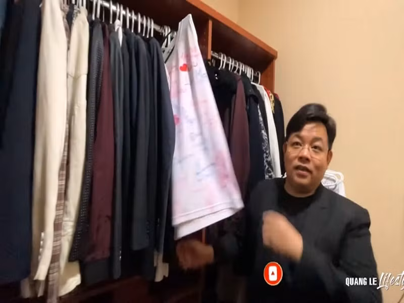 Thế nhưng, do thân hình của Quang Lê quá khổ, có những chiếc từ lúc mua tới giờ, anh cũng không mặc được.