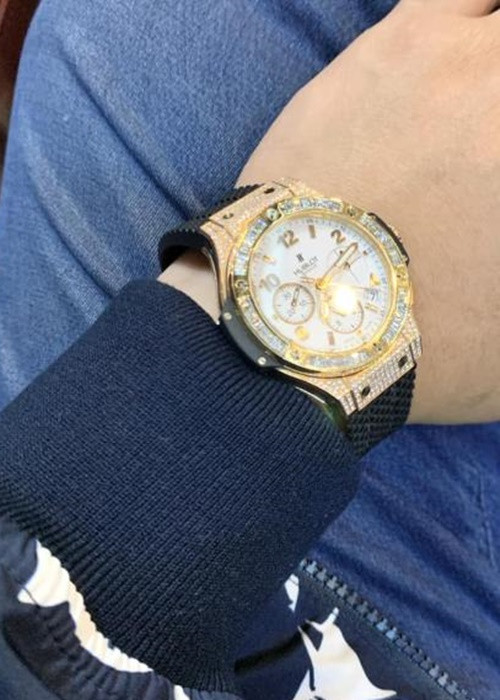 Quang Lê còn sở hữu đồng hồ, nhẫn tiền tỷ. Ảnh: Người lao động