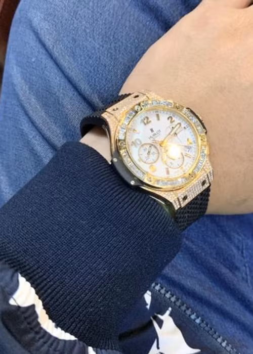 Quang Lê còn sở hữu đồng hồ, nhẫn tiền tỷ. Ảnh: Người lao động