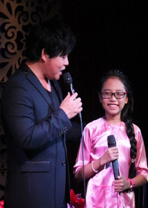 Năm 2013, Quang Lê tặng con nuôi Phương Mỹ Chi micro 10.000 USD (200 triệu đồng). Ảnh: Zing